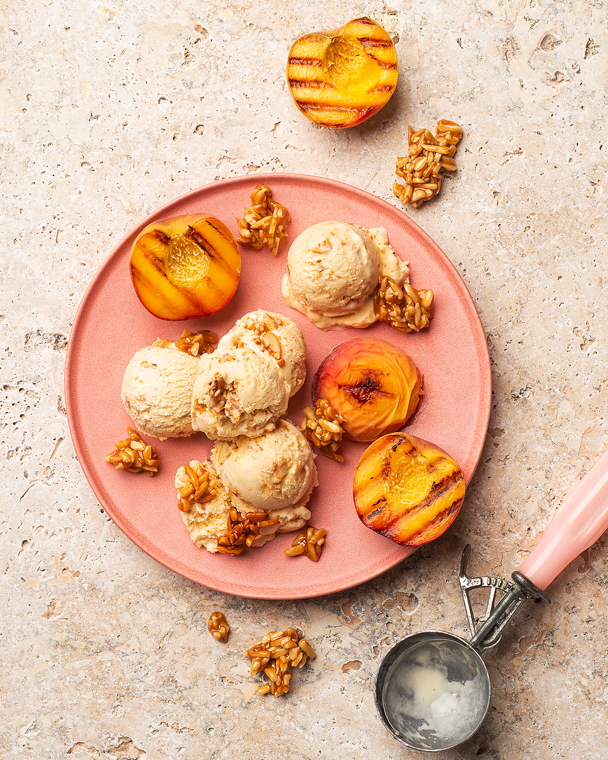 Salted Caramel Eiscreme mit gegrillten Pfirsichen_Robert Alberti